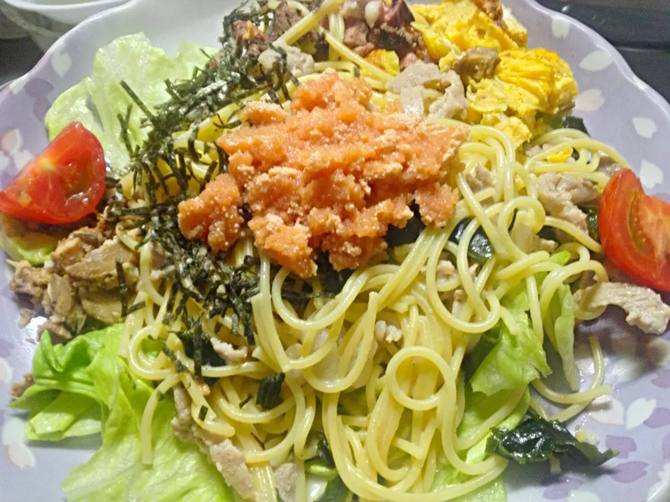 ツナ醤油ソースに肉野菜・玉子・ローストビーフを混ぜた冷製パスタ。タラコをトッピング。|shenhuaさん