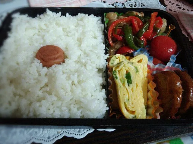 彼弁/ﾈｷﾞ入り卵焼き,豚肉ﾋﾟｰﾏﾝ,ﾐﾆﾄﾏﾄめんつゆ漬け,ﾊﾝﾊﾞｰｸﾞ|のぞみさん