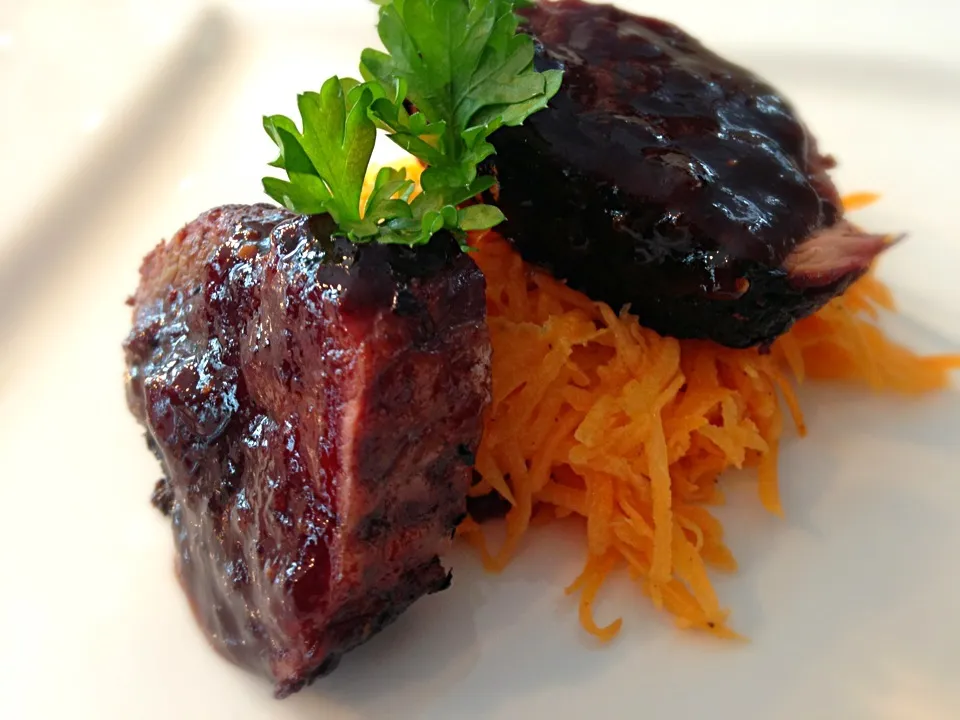 Grilled Wild Boar Starter with Fig Sauce and French Style Carrot Salad|ozzy sparaさん