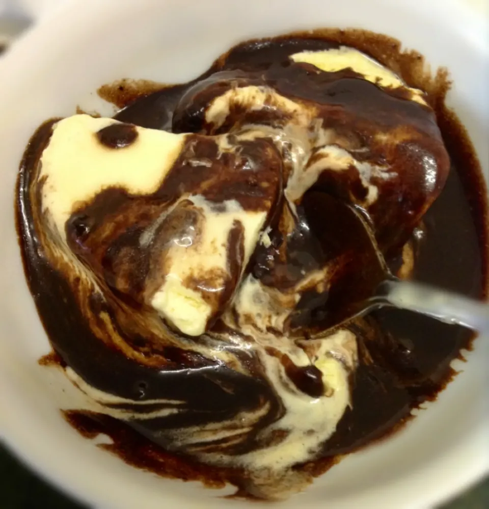 Snapdishの料理写真:Pudding - Vanilla Icecream & Hot Chocolate Sauce デザートのバニラアイスと自家製ホットチョコソース|ずきみくさん