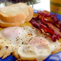 Snapdishの料理写真:Eggs (over-easy), cherrywood smoked thick-cut bacon and toasted Italian bread.|Christopher Denman Williamsさん