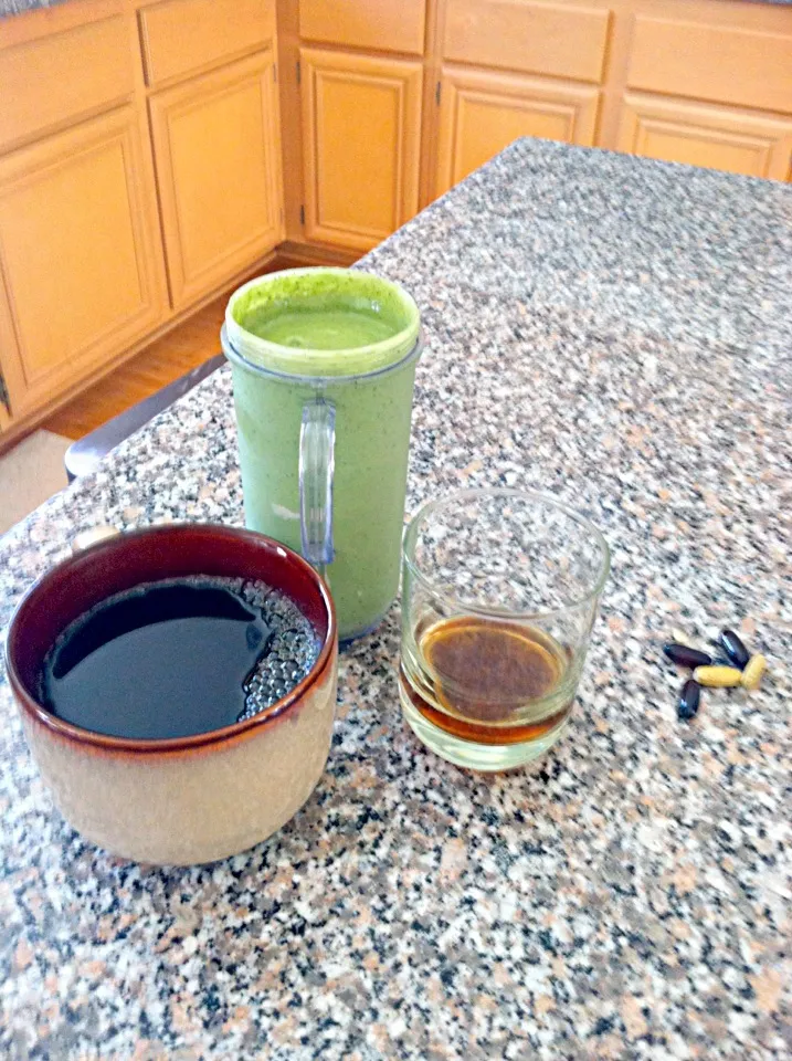 Health breakfast! Green smoothie w/ avocado. Coffee. Aloe Vera and vitamins... Whoo!|Jennifer Beaverさん