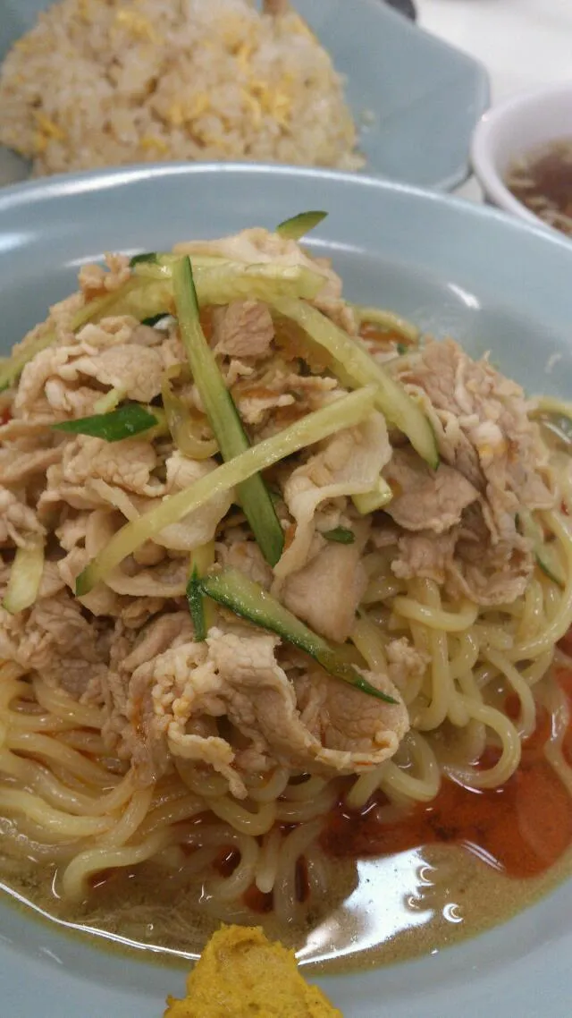 Snapdishの料理写真:【渋谷 兆楽】胡麻だれ肉冷しとミニ炒飯|うめロクさん