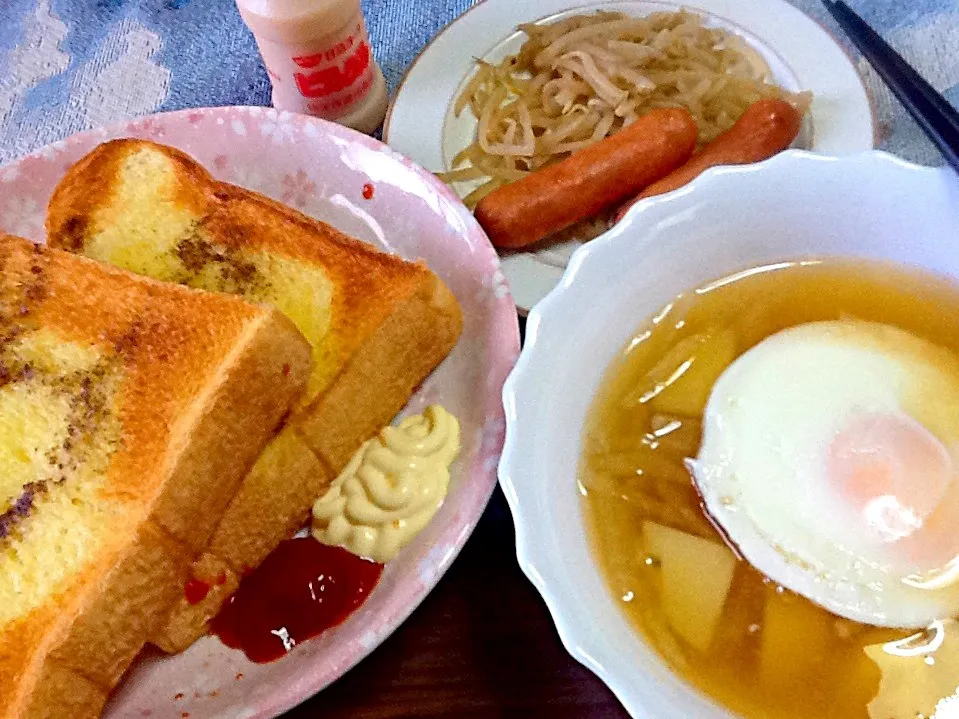 目玉入りじゃが味噌汁とトースト|sakumaさん