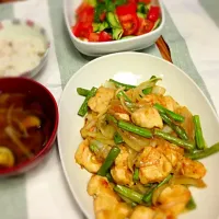 Snapdishの料理写真:鶏胸肉とインゲンの甘辛炒め、キュウリとトマトたっぷり豆腐サラダ|akiさん