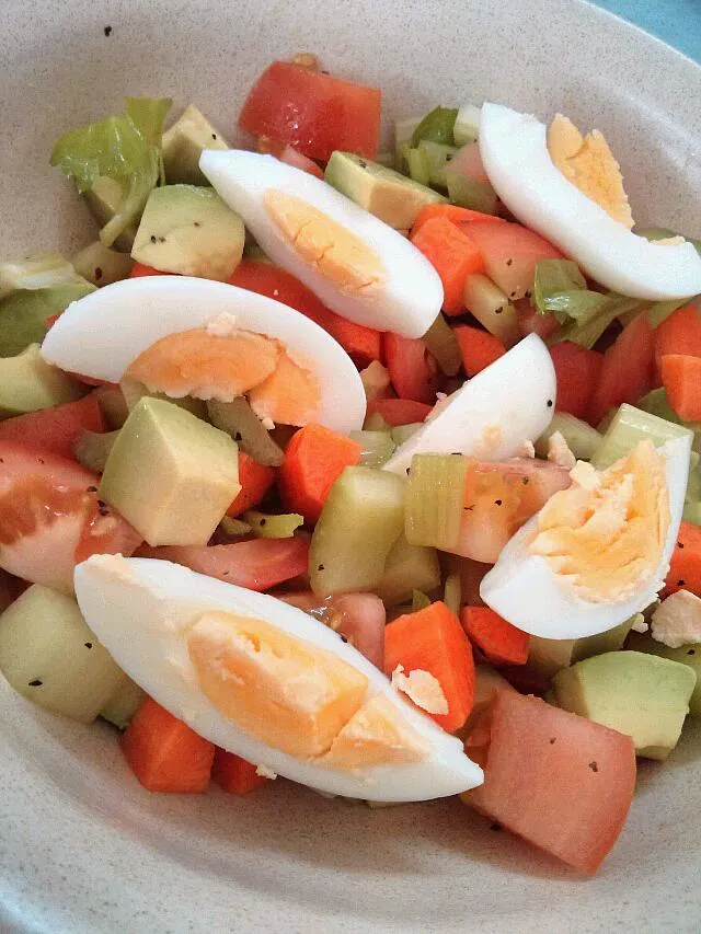 Snapdishの料理写真:kick start Monday morning with healthy breakfast. 
salad with loads of tomato, celery, carrot and avocado~|chow yin huiさん