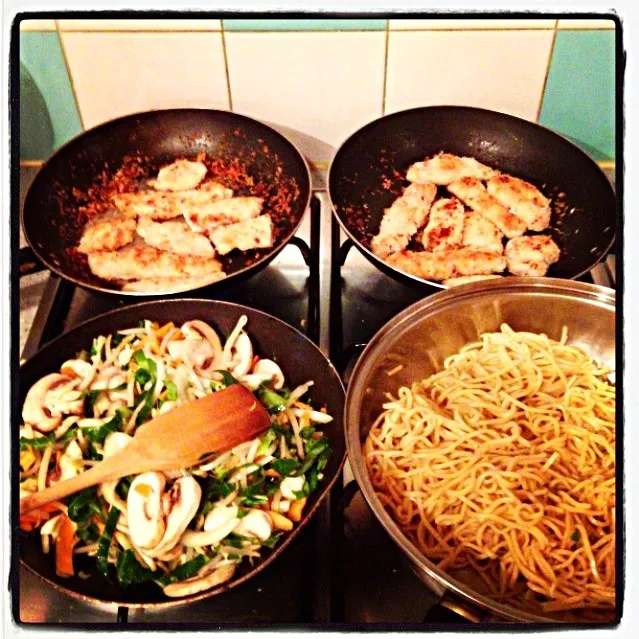 Panko Breadcrumb Chicken w/ Noodles + Stir-fry Veg|Kerry McAreaveyさん