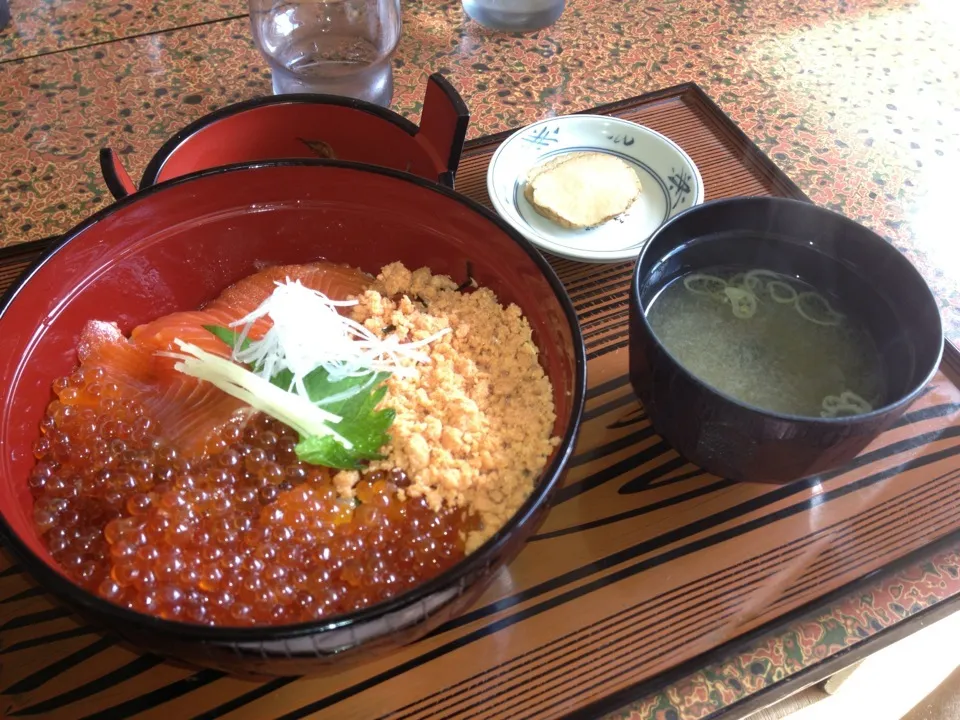 ニジマスいくら丼|izumizakiさん