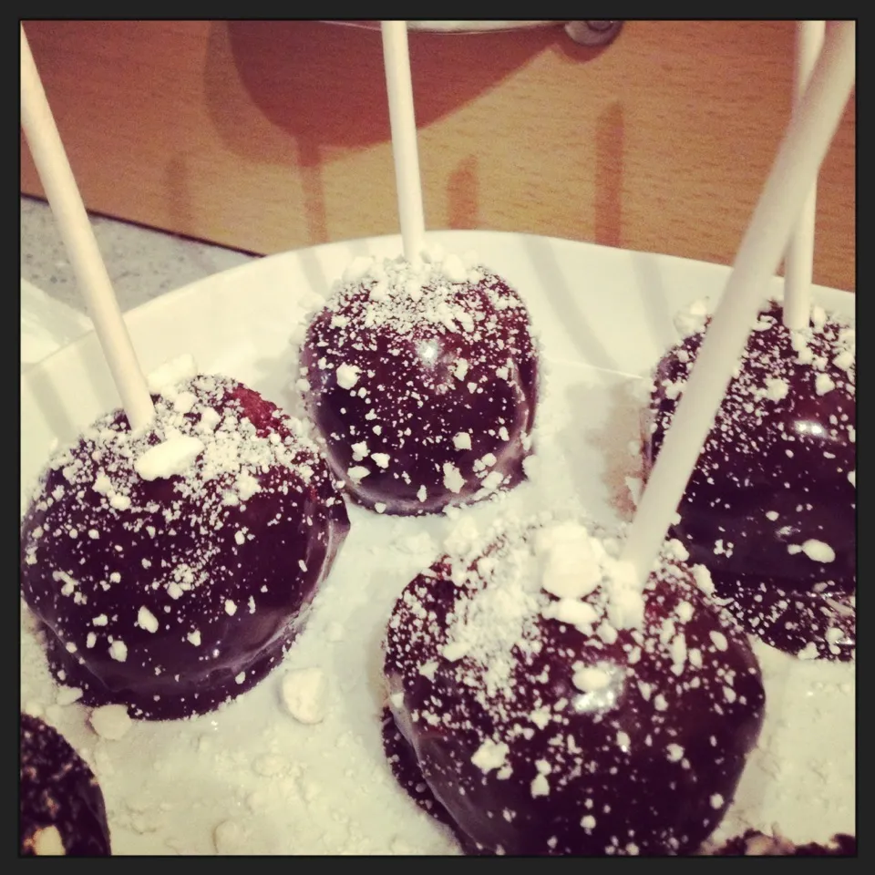 Snapdishの料理写真:Peppermint Cake Pops|Kerry McAreaveyさん