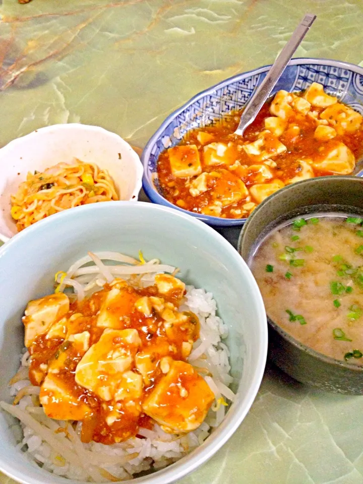 麻婆丼  エリンギとお揚げのお味噌汁  素麺サラダ|きくりさん