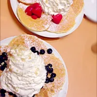 Snapdishの料理写真:ストロベリーとブルーベリーのパンケーキ♡|なかまゆさん