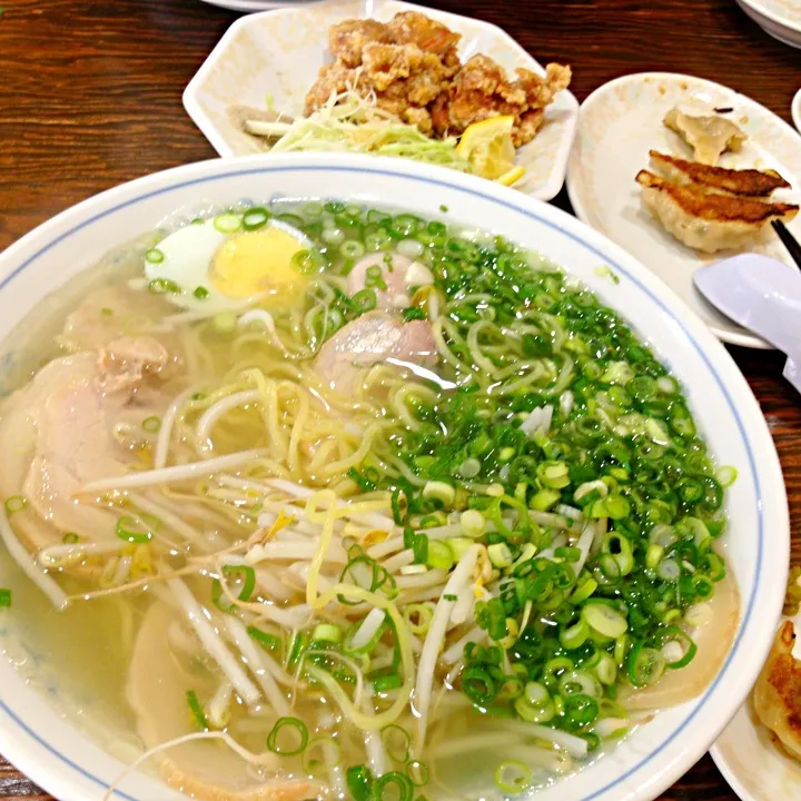 Snapdishの料理写真:塩ラーメン✨柚子胡椒で✌|晃さん