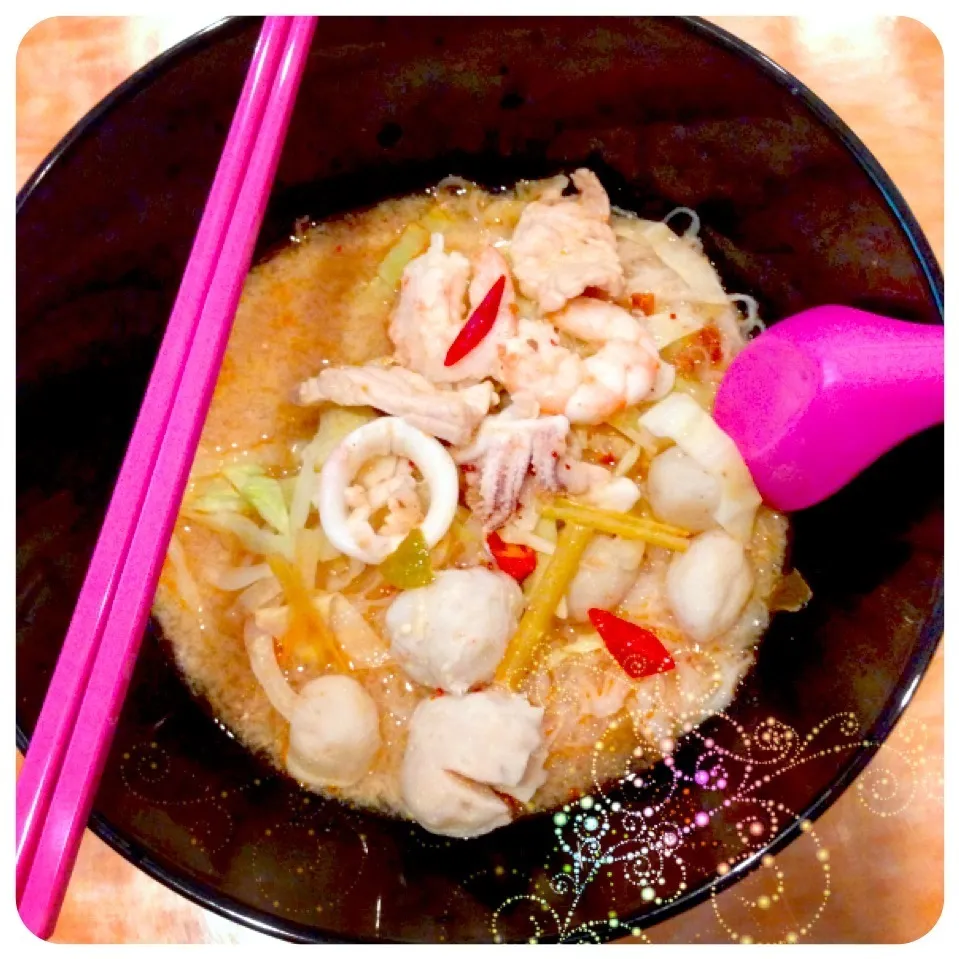 Snapdishの料理写真:ก๋วยเตี๋ยวต้มยำจร้า|monlyzaさん