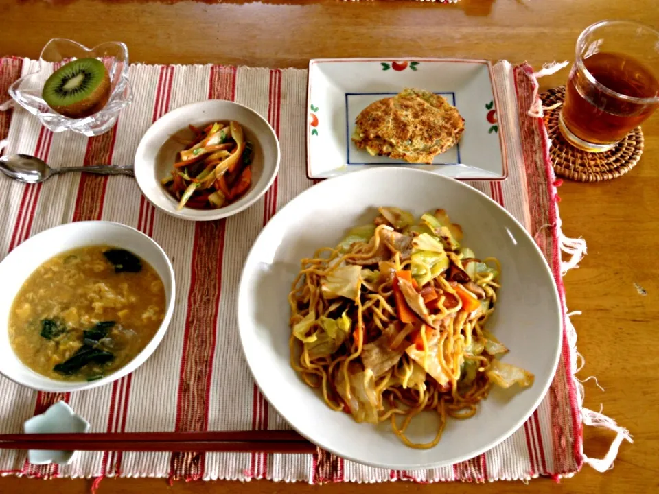 ピリ辛焼きそば セロリとにんじんのきんぴら じゃがいものおやき 中華コーンスープ|ayanoさん