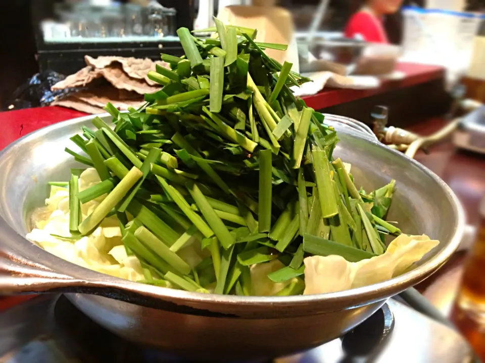 博多と言えばもつ鍋！ここは、モツがプリプリ、醤油だしがめちゃウマシ！！安いしさいこーー！|かとけんさん