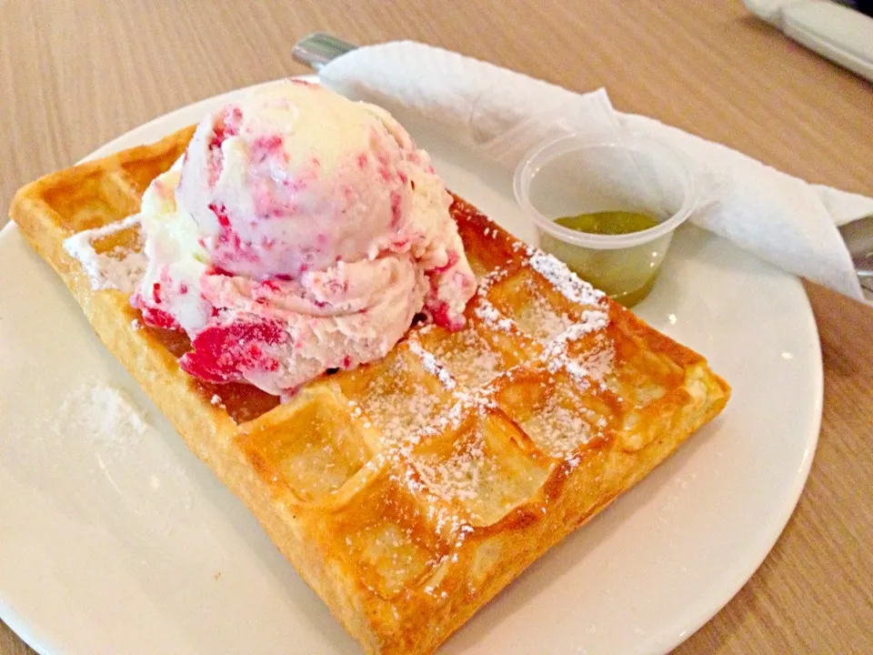Very berry with waffle|Lam Brendaさん