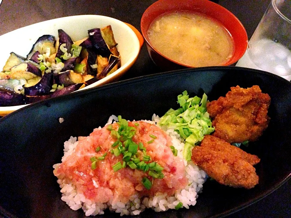 Snapdishの料理写真:ネギトロ丼 なすの揚げ浸し など…|yaschanさん