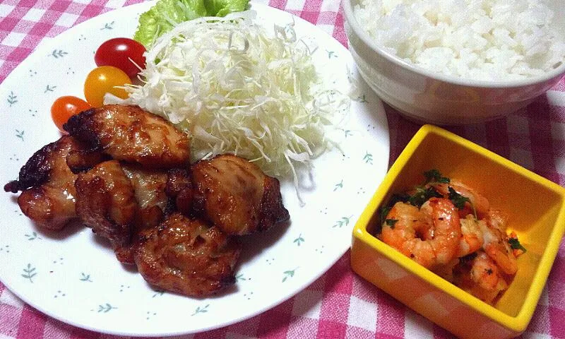 チキンのグリル(鶏もも肉)、千切りきゃべつ、プチトマト、えびのスパイシーソテー|まあるさん