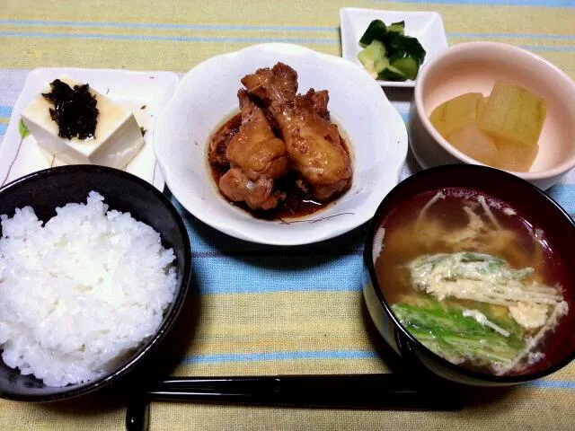 130715 今日のゆうめし　鶏手羽元の照り煮、冬瓜の水晶煮、冷奴、キュウリの塩もみ、水菜とかき玉汁|EUREKAさん