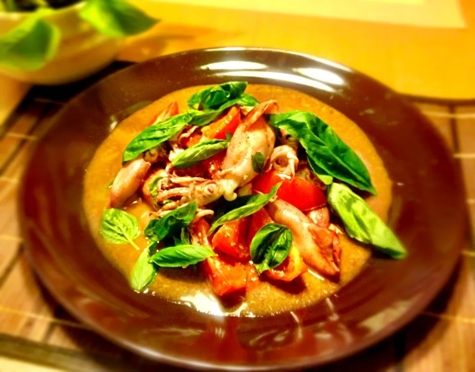 Thai-influenced stir-fried baby squids with tomatoes and basil.|Kirk Awiamさん