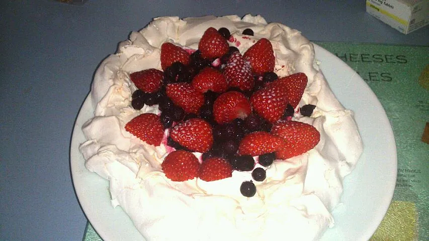 strawberry & blackcurrant pavlova|sianさん