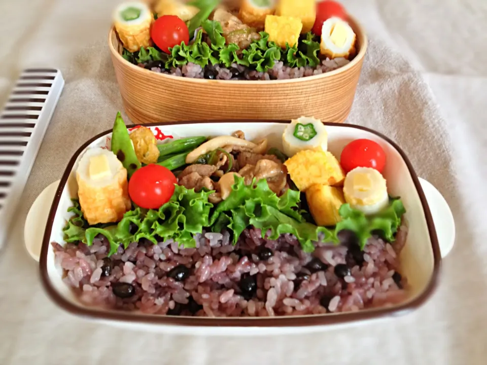 Snapdishの料理写真:7月16日  黒豆ご飯と豚肉とブナピーのピリ辛炒めのお弁当|かとっちみゆさん