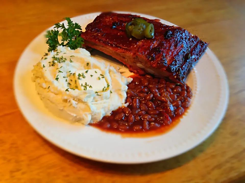 Uncle Gary's Gourmet Candied Jalapeño BBQ spare ribs with bourbon zesty peach BBQ baked beans and garlic mashed potatoes|Gary Langerさん