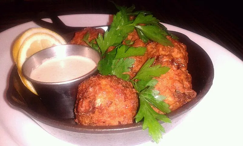 Southern styled Blue Crab, Roasted Corn, White Cheddar & Jalapeño Hush Puppies & Cajun Remoulade|Bryan S. Mooreさん