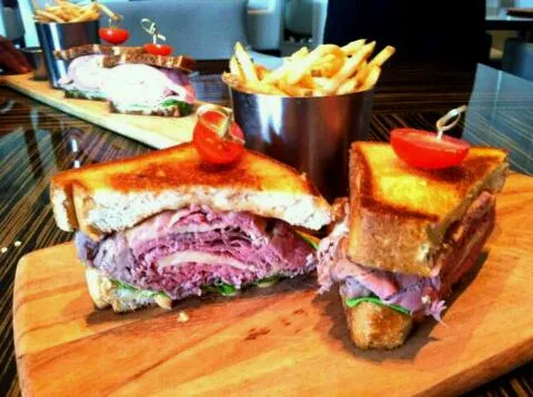 Texas Steak Sandwich ( Roast Beef, Horseradish Cheddar, Barbeque-Chipolte Aioli, Onion Crisps on Texas Toast)|Bryan S. Mooreさん