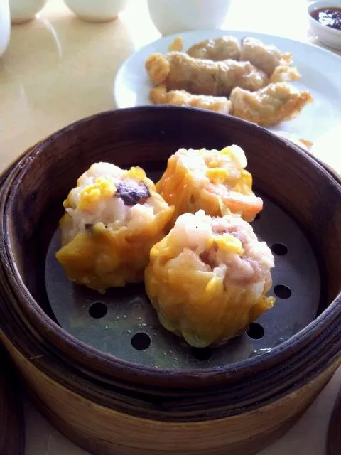 siew mai - steamed pork and shrimp wrapped with thin flour skin|joey limさん