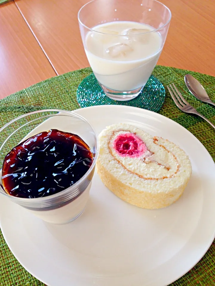 Snapdishの料理写真:白ロールとコーヒーブランマンジェ|KEIKOさん