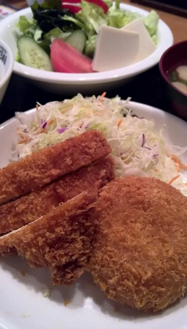 ランチは、クリームコロッケとチキンカツに、野菜サラダ。|Takashi H.さん