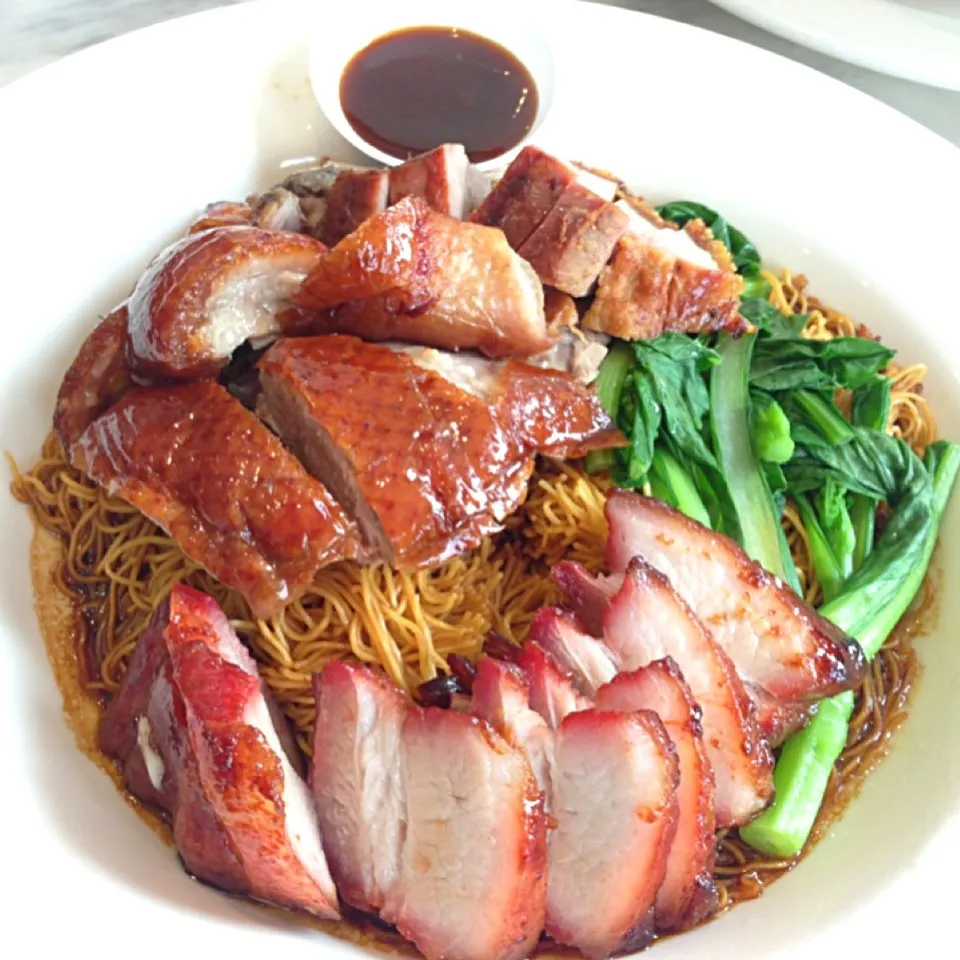 BBQ pork, roasted pork belly and roasted duck in dry noodles|Karen Yongさん