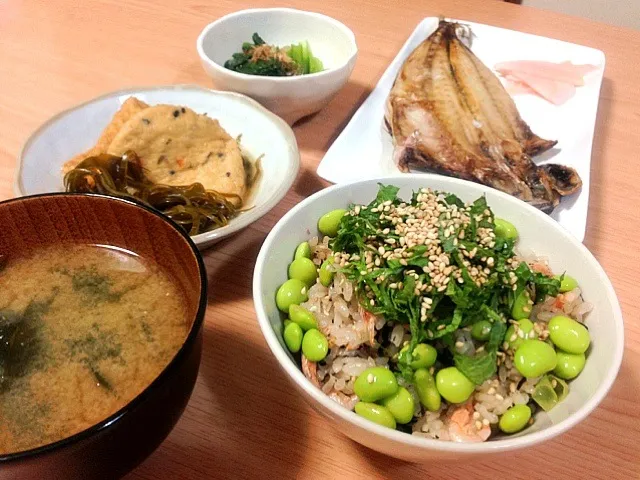 今日の晩ごはん。釜揚げ桜エビとひじきの炊き込みごはん/アジの開き/がんもと昆布の煮物/小松菜のおひたし/ワカメの味噌汁|machikoさん