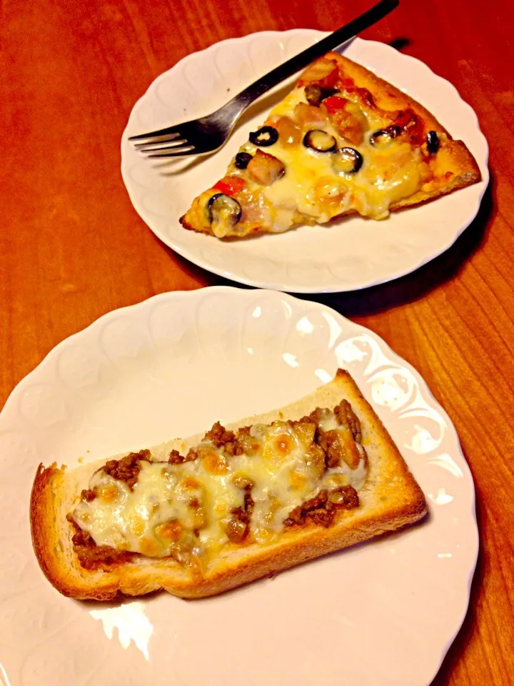 TIGREの🍕ビザと、CENTRE山型パンにタコシーズニング肉そぼろとチーズのせて焼きました。|ゆう子さん