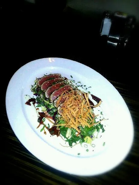 Big Eye Sashimi Tuna Salad (Pan Seared Ahi, local greens, Avocado, Pineaple) in Miso Vinaigrette|Bryan S. Mooreさん