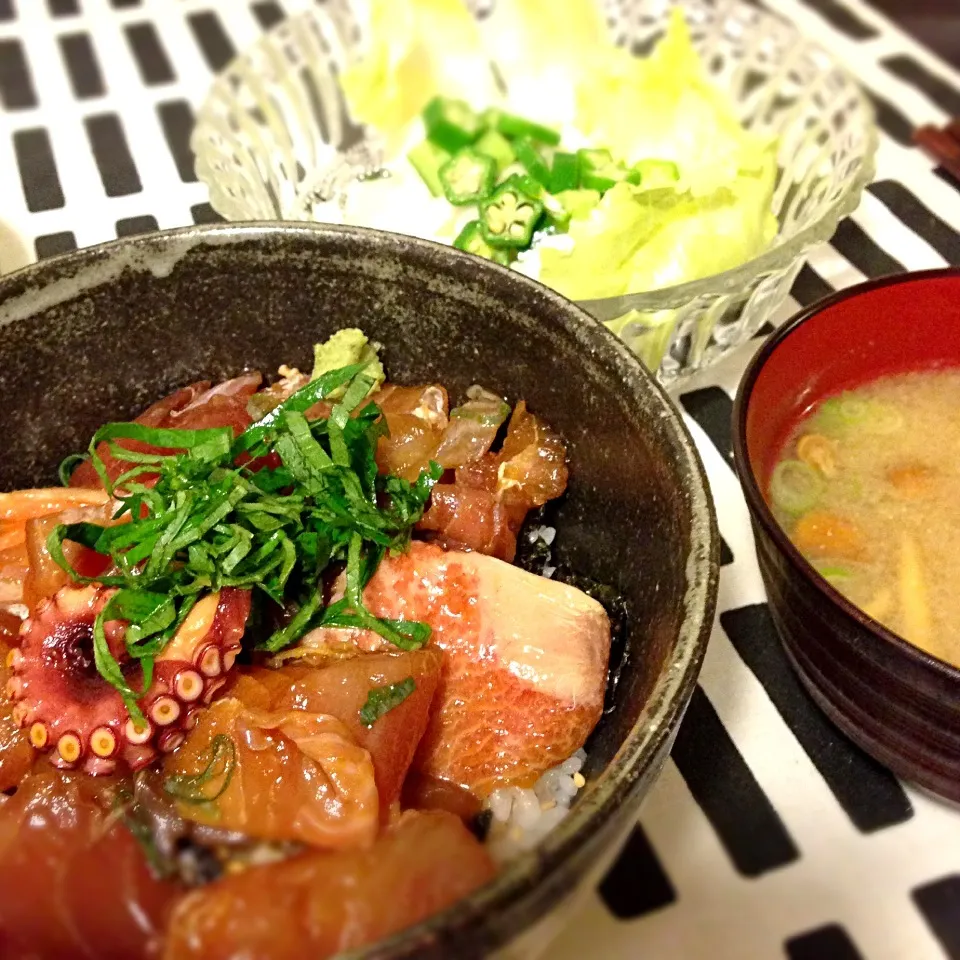 Snapdishの料理写真:お刺身の切り落としで漬け丼🍀豆腐サラダ🍀なめこのお味噌汁|mochaさん