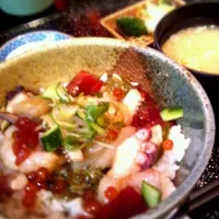 Snapdishの料理写真:夏のネバネバ海鮮丼|ささのかるなさん