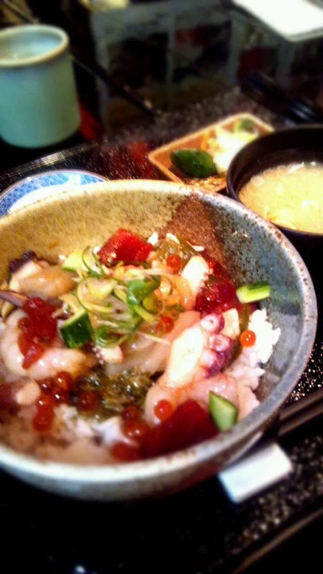 Snapdishの料理写真:夏のネバネバ海鮮丼|ささのかるなさん