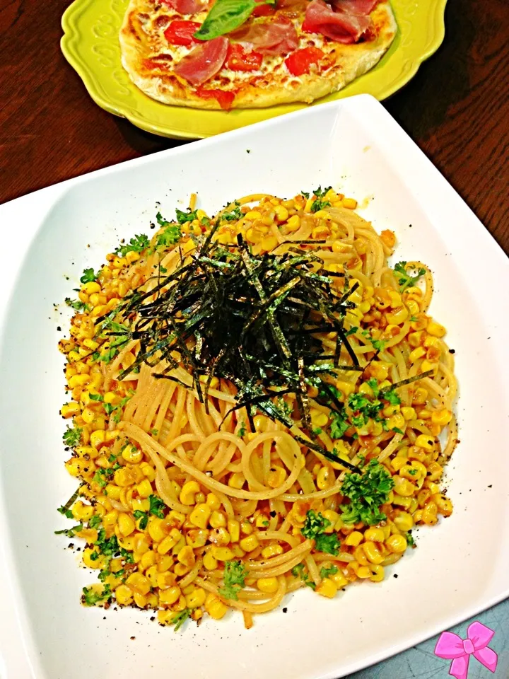 焼きとうもろこし味のパスタと生ハムピッツアღღ•̥̑ .̮ •̥̑).:*･ﾟ|おりぃさん