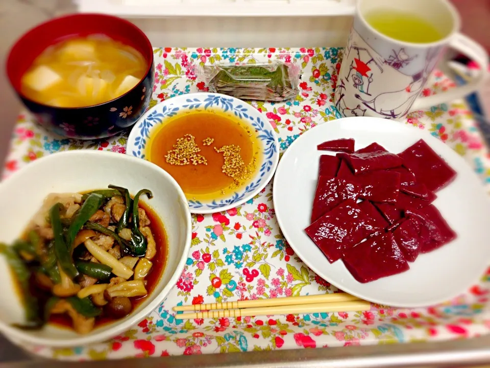 レバ刺しこんにゃく、えっちゃんレシピの煮物(醤油味)、豆腐と玉ねぎの味噌汁|高崎天子さん