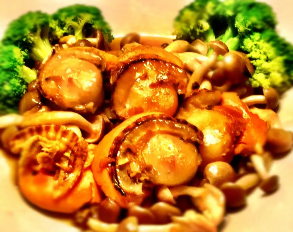 Snapdishの料理写真:Scallops and mushrooms lightly simmered in oyster sauce.|Kirk Awiamさん