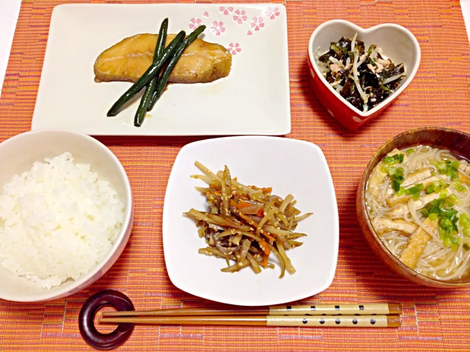 カレイの煮付け、きんぴらごぼう、ツナワカメもやしのマヨポン和え、にゅうめん♡|yuiさん