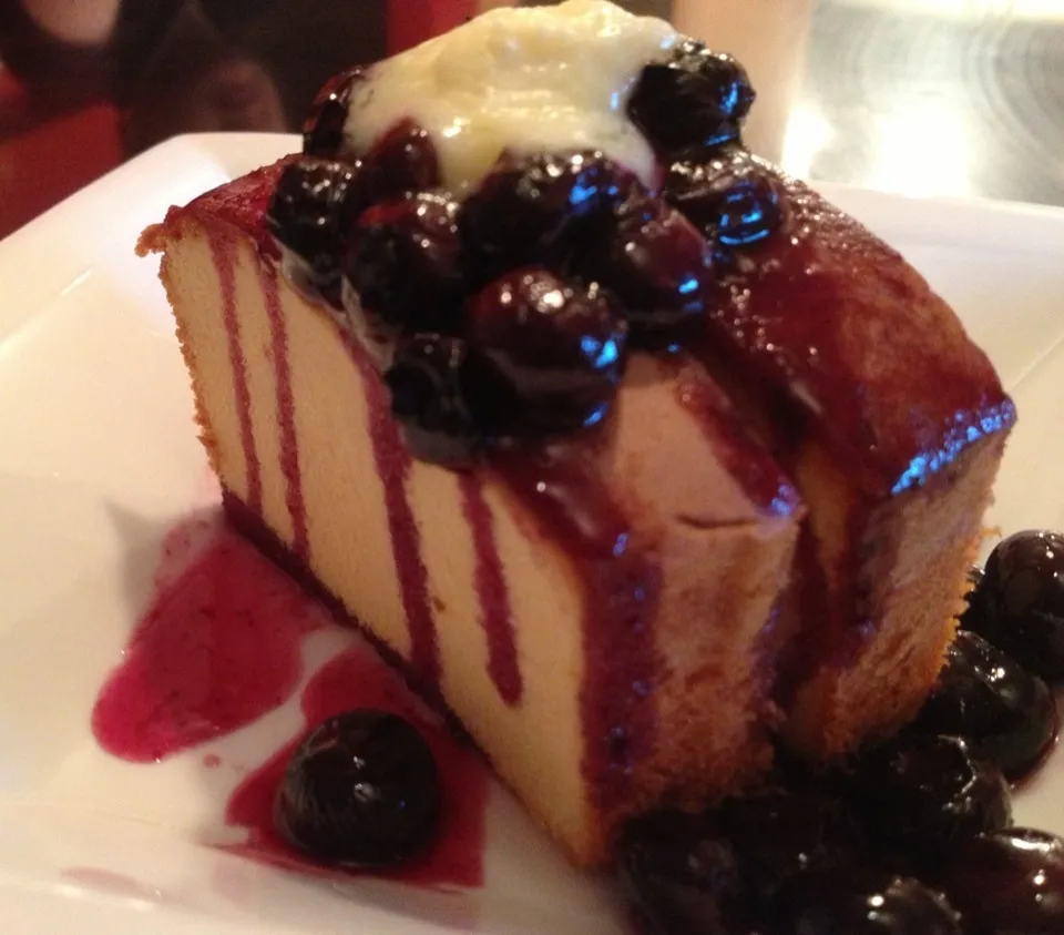 Snapdishの料理写真:Lemon pound cake with wild blueberry sauce|peggy waldonさん