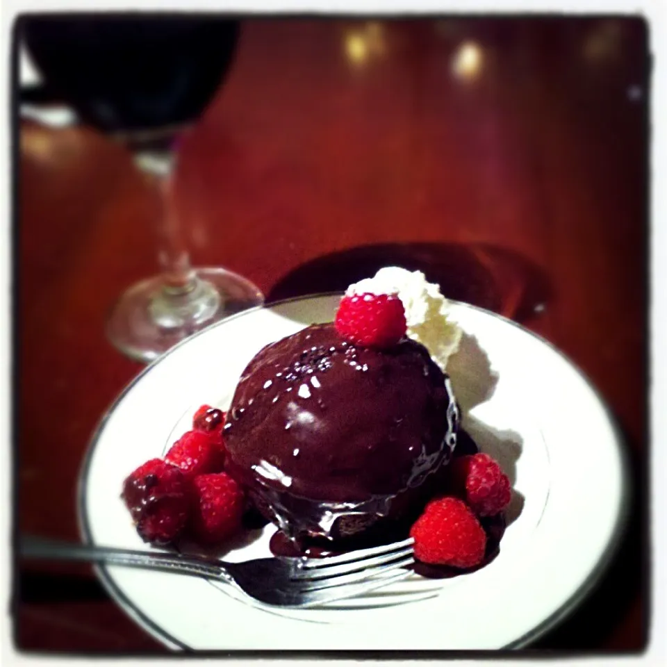 Chocolate cupcake with raspberries, homemade whipped cream, and chocolate sauce|Diamond LaCroixさん