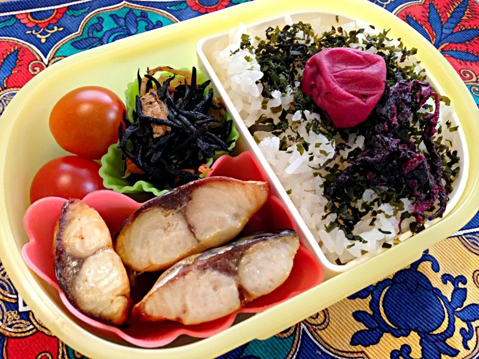 塩サバとひじきの煮物弁当|もえさん