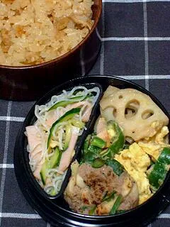 お弁当（炊き込みご飯、春雨中華サラダ、れんこんのラー油きんぴら、うどん餃子、ピーマンと卵の炒め物）|すーさん