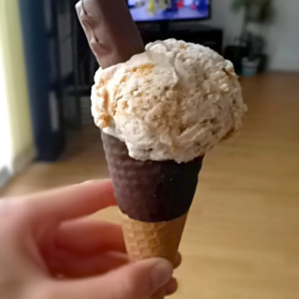 Marmalade on toast Ice cream with a mini snickers as a 'flake'|Maryamさん