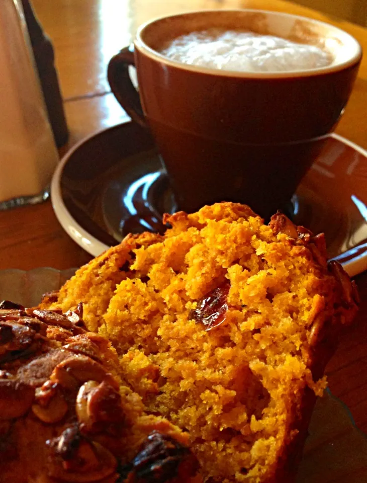 Snapdishの料理写真:Pumpkin cranberry muffin & cappuccino|Dean M Rogersさん