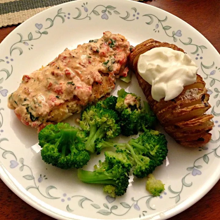 Chicken with basil tomato cream, steamed broccoli and hasselback potato|Martha P.さん